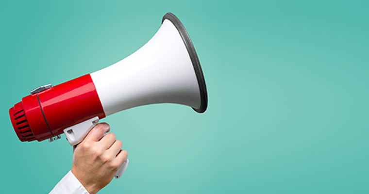 Mikropono sa harap ng maraming tao