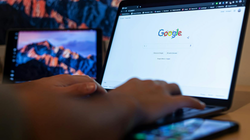 taong nagta-type sa home page ng google