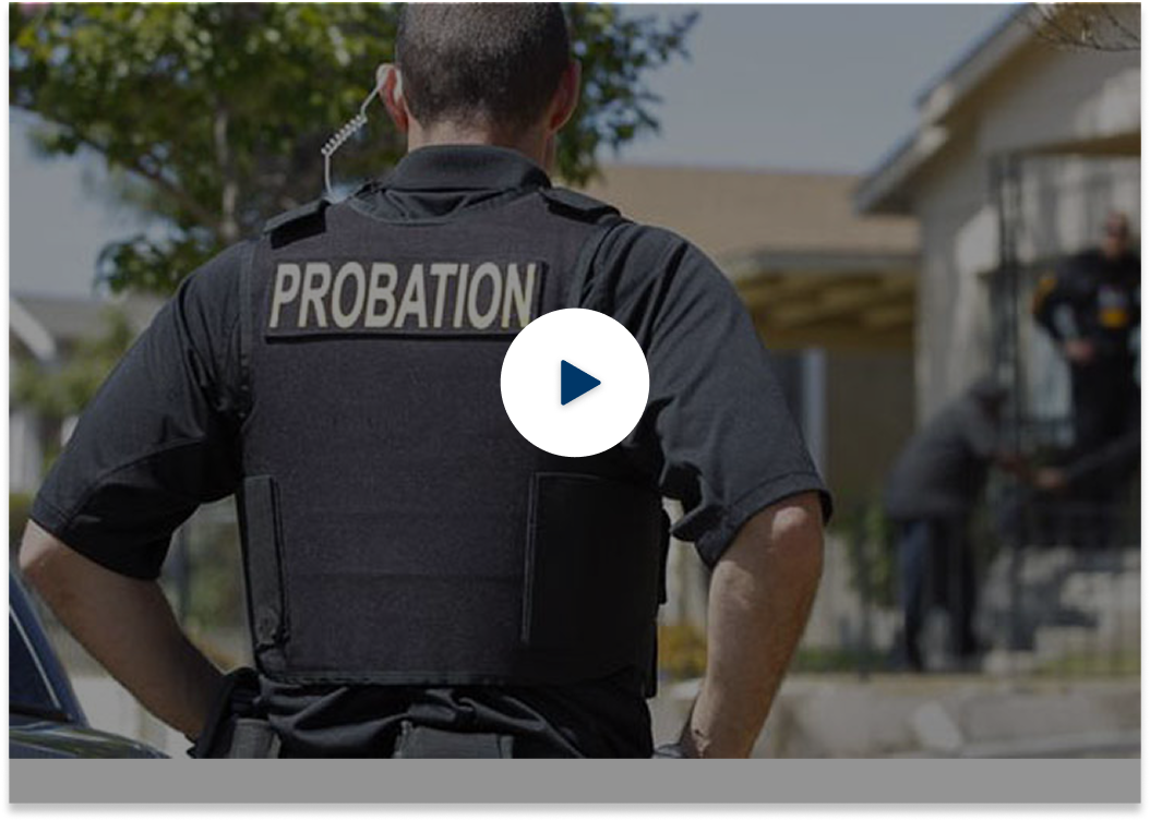 Probation officer na nakatayo na nakaharap sa background at naglalaro ng icon sa gitna ng imahe.